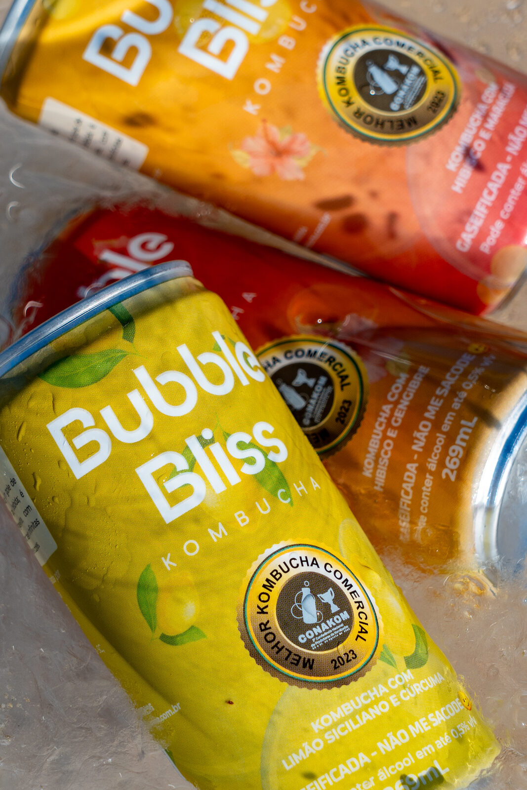 Latas Bubble Bliss geladas no cooler