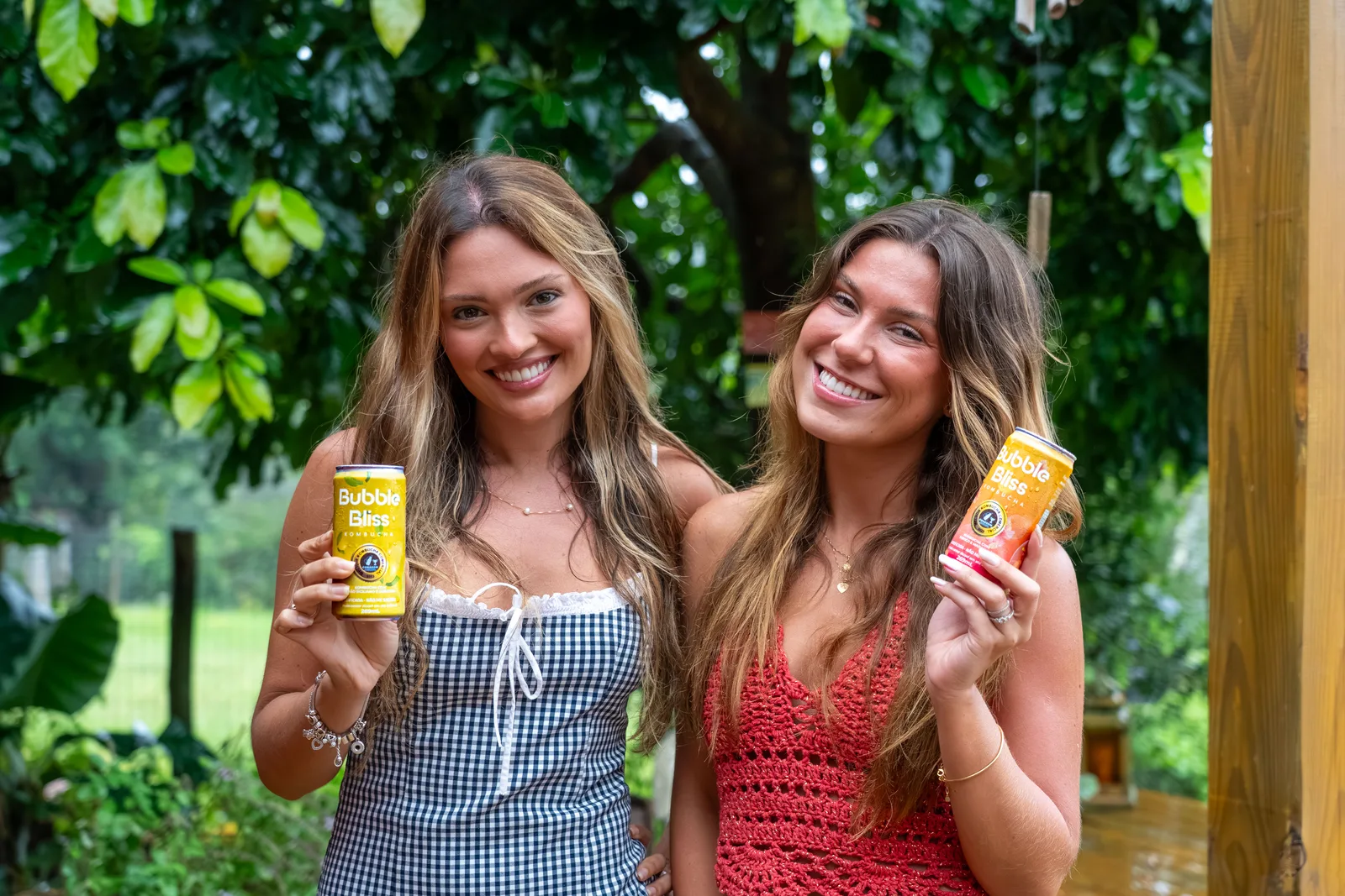 Duas amigas brindando com kombucha Bubble Bliss