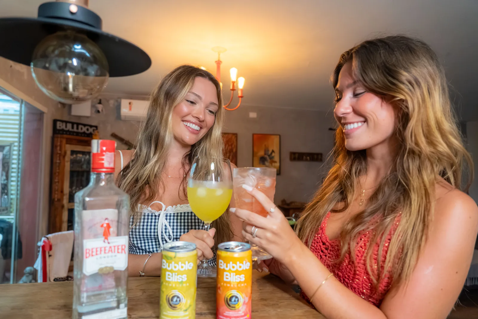 Cliente Bubble Bliss sorrindo segurando duas latas de kombucha