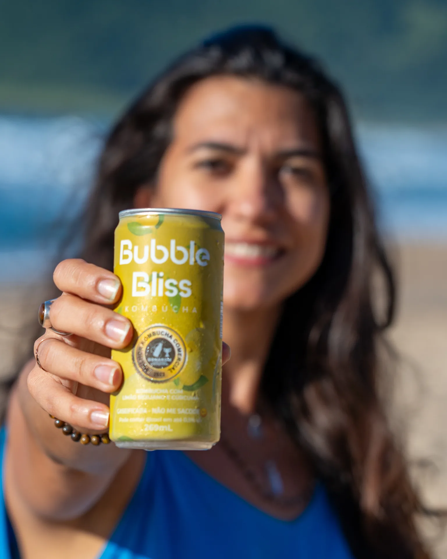 Lata Bubble Bliss limão siciliano em foco na praia