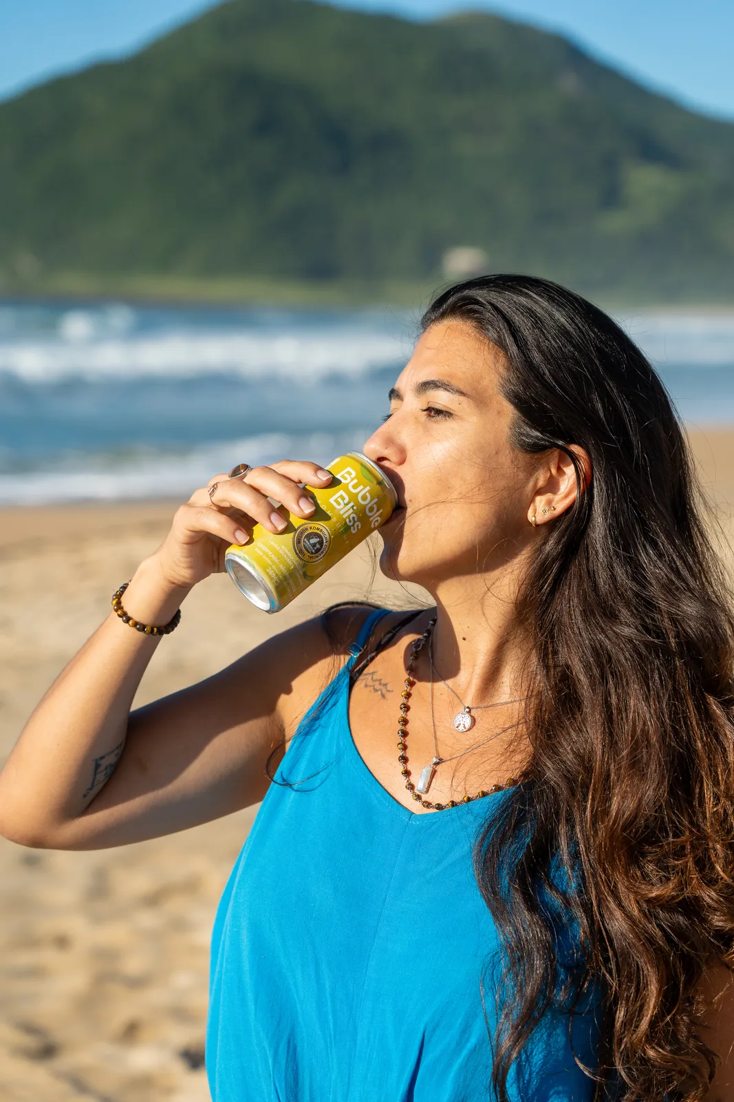 Cliente Bubble Bliss com kombucha de limão siciliano na praia