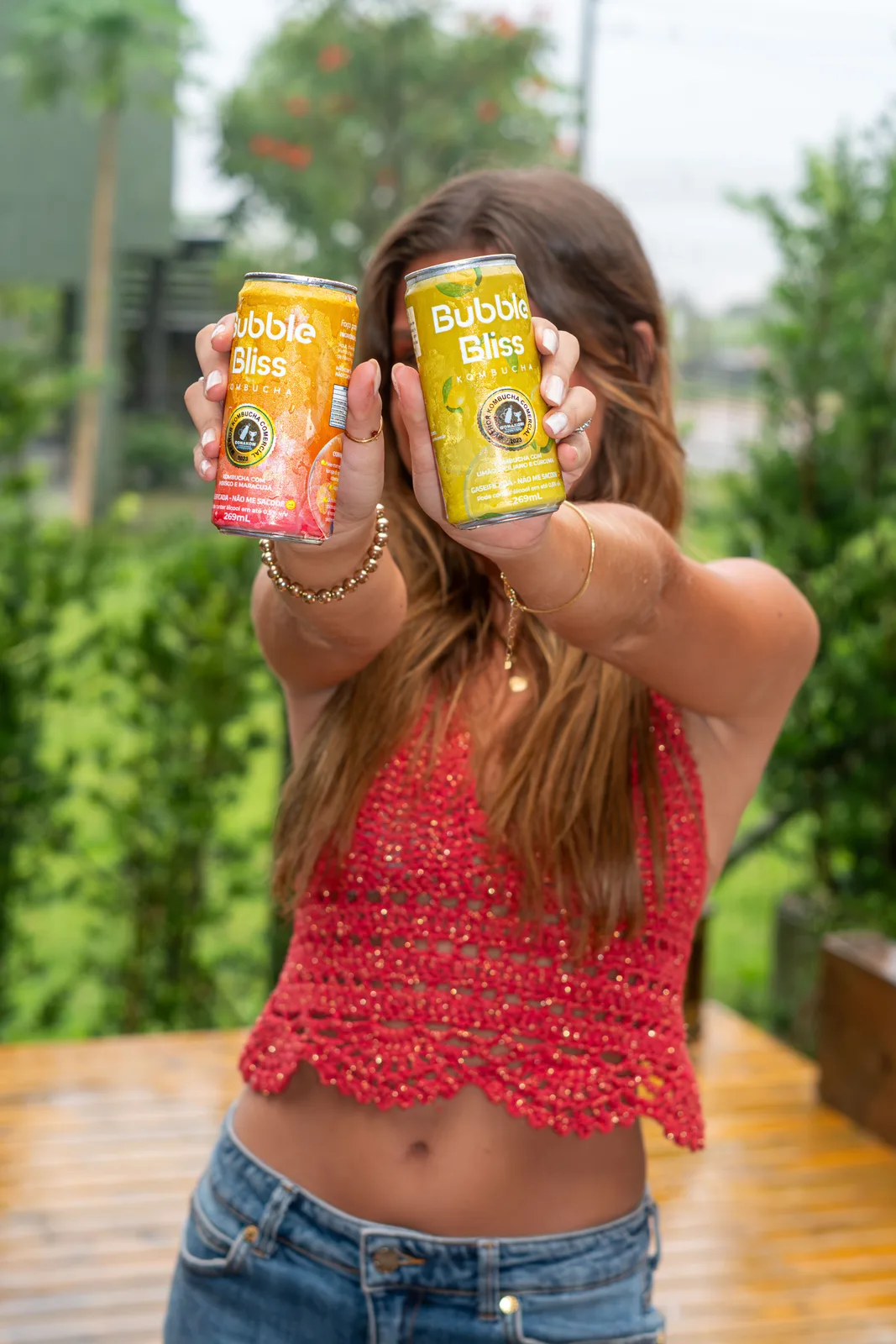 Caixa Bubble Bliss com latas de kombucha sendo entregue